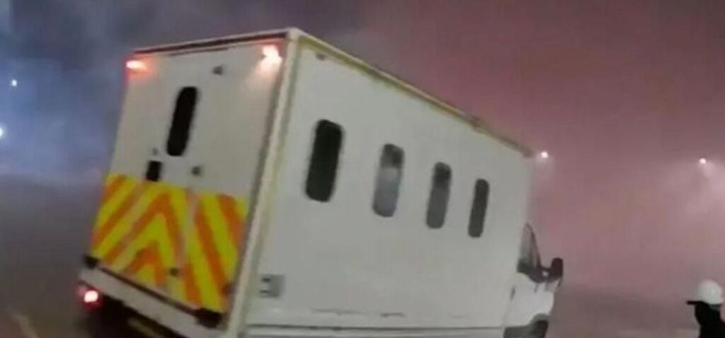 policier - Un policier incapable de s'habiller après une attaque au marteau par un activiste de Palestine Action, a déclaré le jury