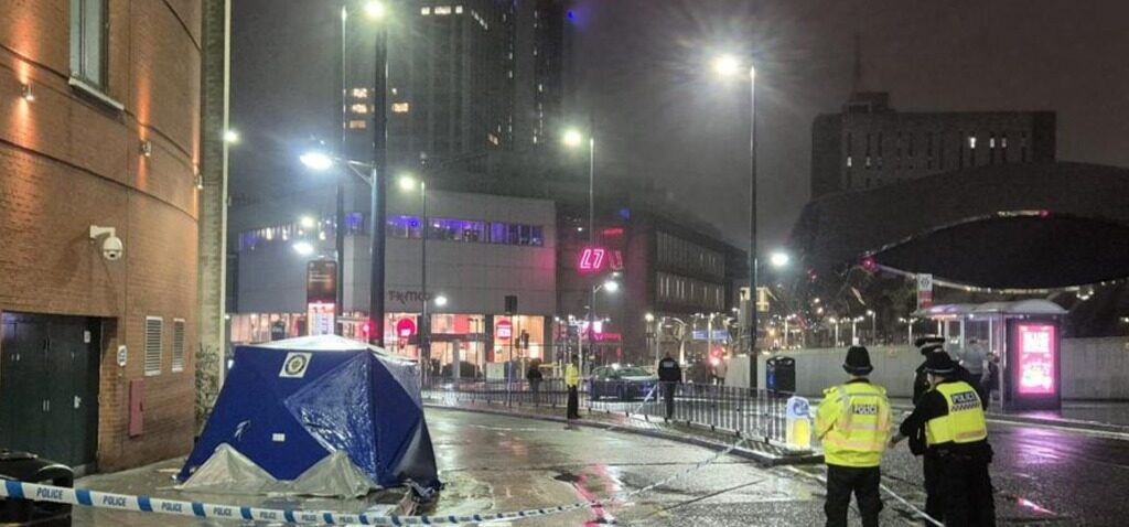 Femme - Femme poignardée au cou dans une attaque « non provoquée » au centre-ville de Birmingham