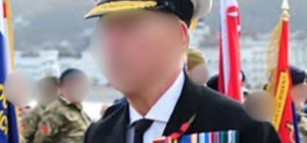 amiral - Un homme suspecté d'être un faux amiral de haut rang lors d'un événement commémoratif fait l'objet d'une enquête