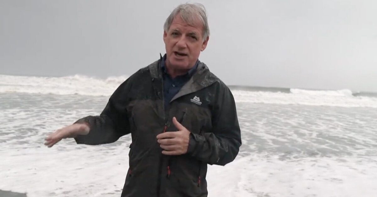 typhon - La BBC sur l'île de Luzon alors qu'un super typhon approche des Philippines