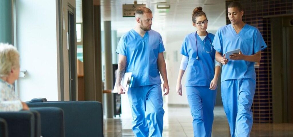 médecins - Les médecins résidents en Écosse vont entrer en grève pour la première fois.