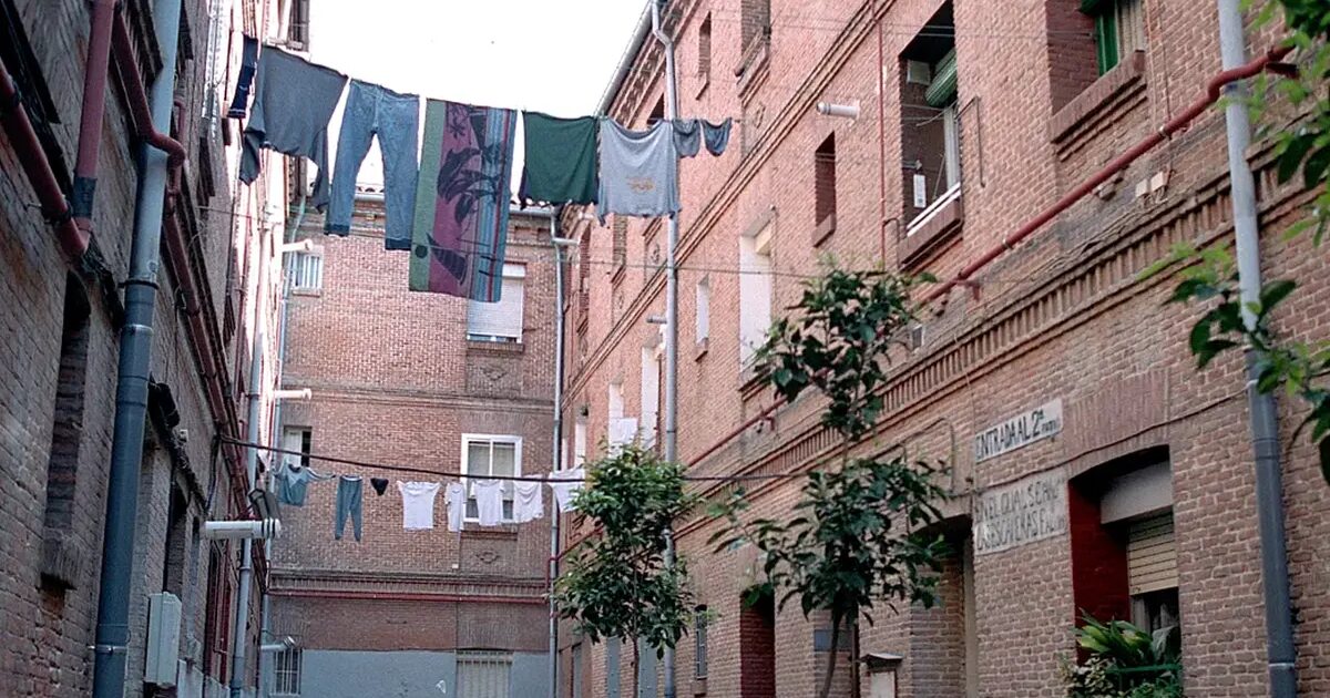 voisin - Confirmé par la Loi sur la Propriété Horizontale : Que faire si un voisin installe des cordes à linge dans le patio ?