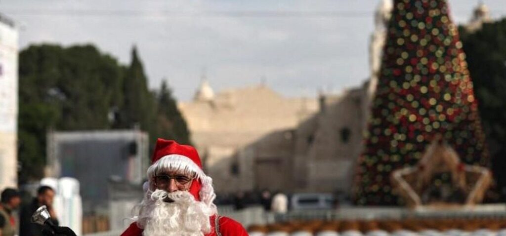 sapin - Les lumières du sapin de Noël de Bethléem s'illuminent pour la première fois depuis le début de la guerre à Gaza
