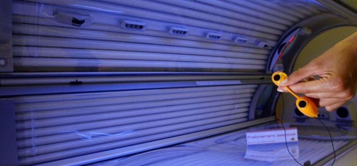 cabines - « Ne les utilisez pas » : Les cabines de bronzage triplent le risque de mélanome, d’après une étude