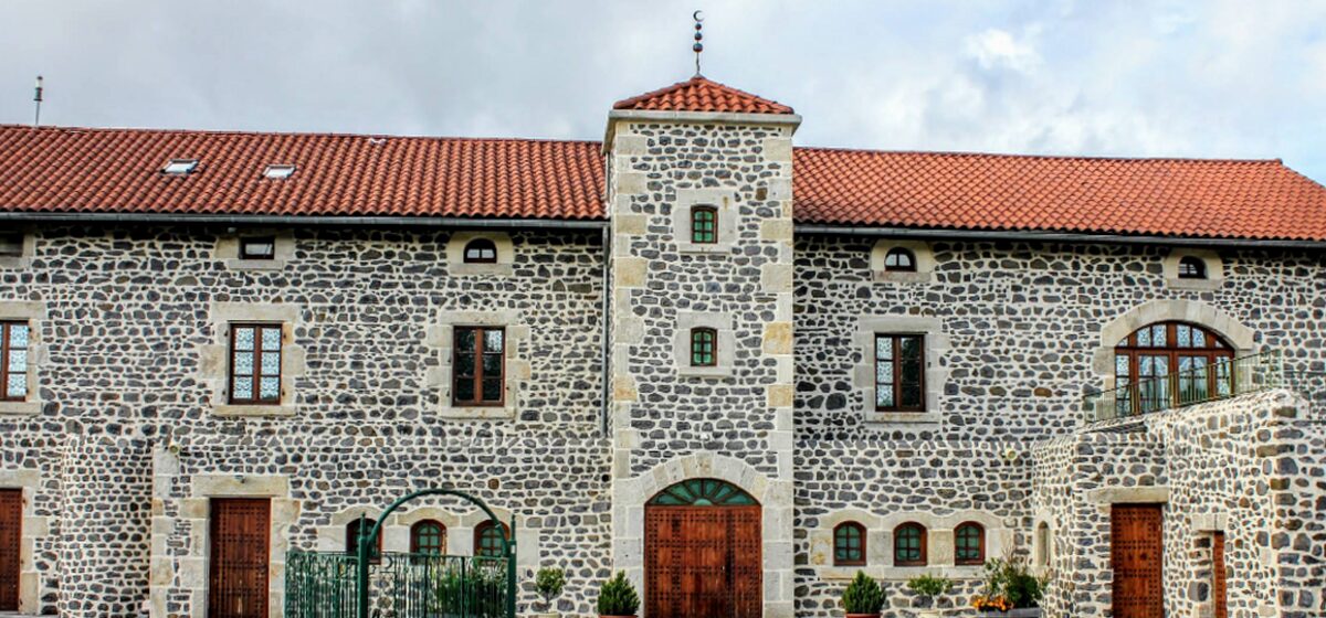 dégradations - Haute-Loire : Un individu recherché pour des dégradations dans une mosquée au Puy-en-Velay