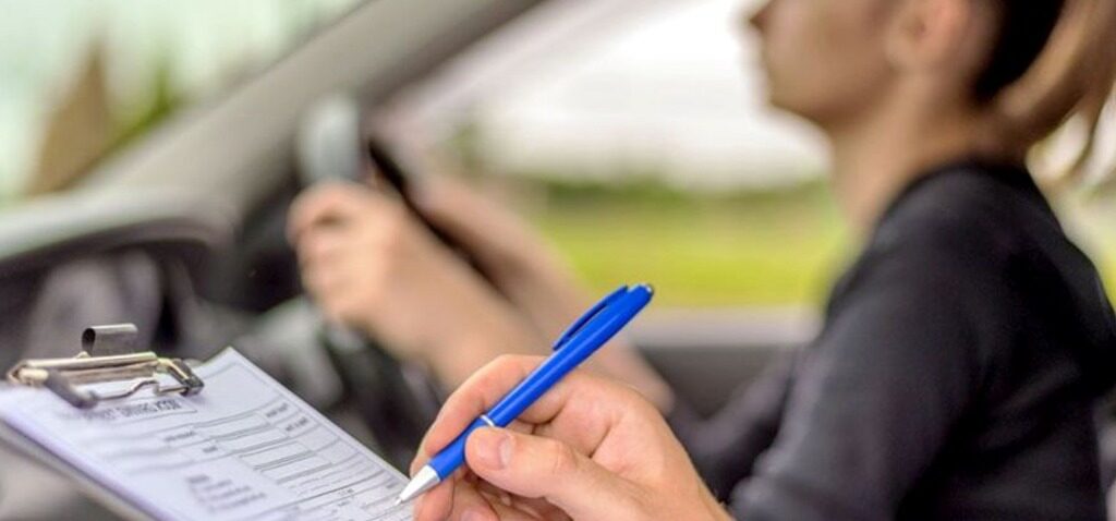 conducteurs - Les conducteurs en apprentissage doivent faire face à une attente de 24 semaines alors que le retard persiste pendant deux années supplémentaires