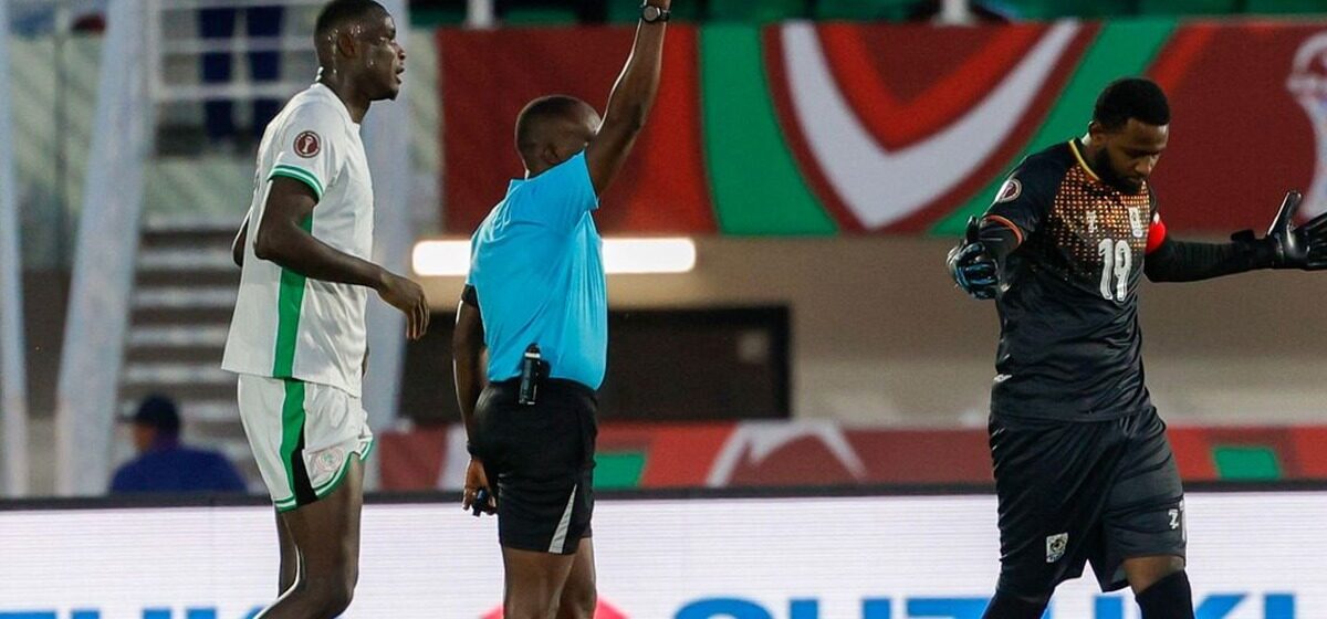 Ougandais - Ouganda-Nigéria (1-3) : Les Images du Carton Rouge Lunaire Reçu par le Deuxième Gardien Ougandais
