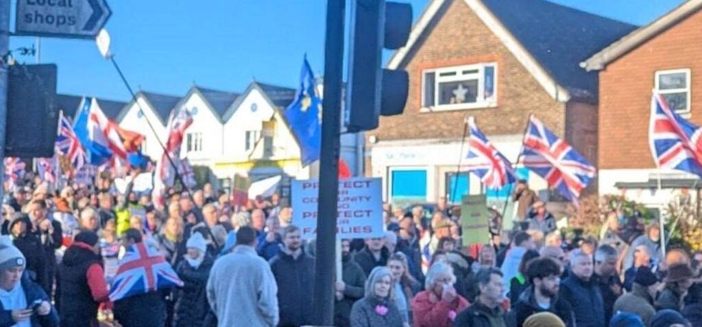 manifestent - Des milliers de personnes manifestent contre le plan d'accueil des demandeurs d'asile dans les casernes