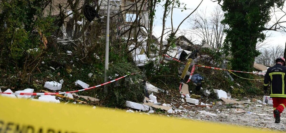 porte - « J’ai dû casser la porte » : Un habitant de l’immeuble explosé dans l’Ain raconte comment il a sauvé ses voisins