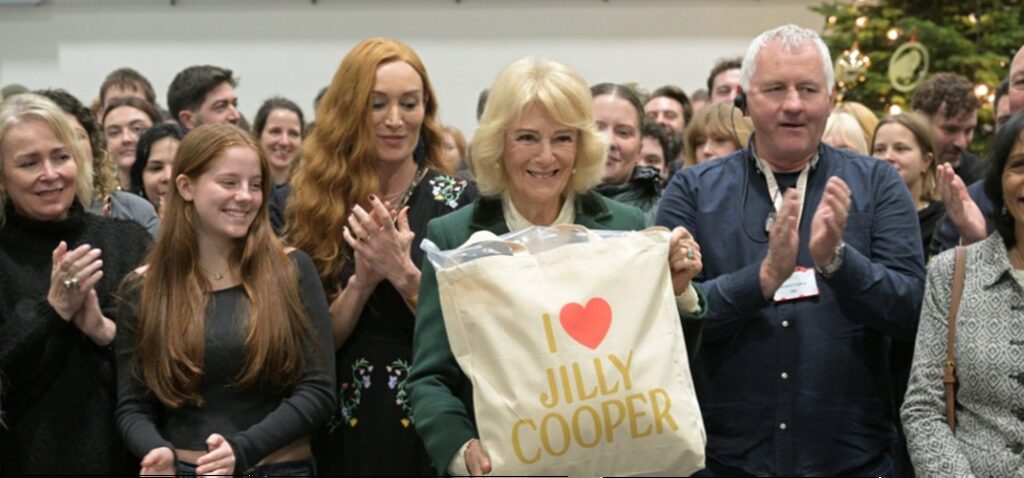 Rivaux - Camilla rencontre l'équipe de Rivaux de Jilly Cooper lors d'une visite en studio
