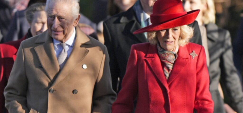 famille - La famille royale salue la foule après le service de Noël