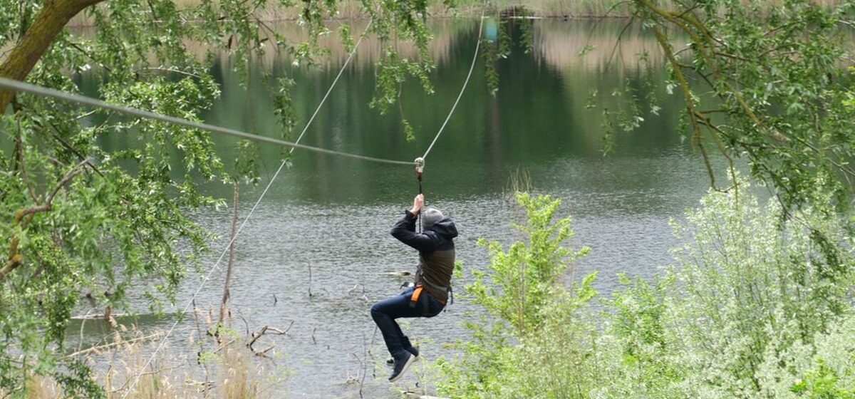 tyrolienne - Il est mort sous les yeux de sa femme : un Australien tombe de 25 m à cause d'une tyrolienne « mal attachée »