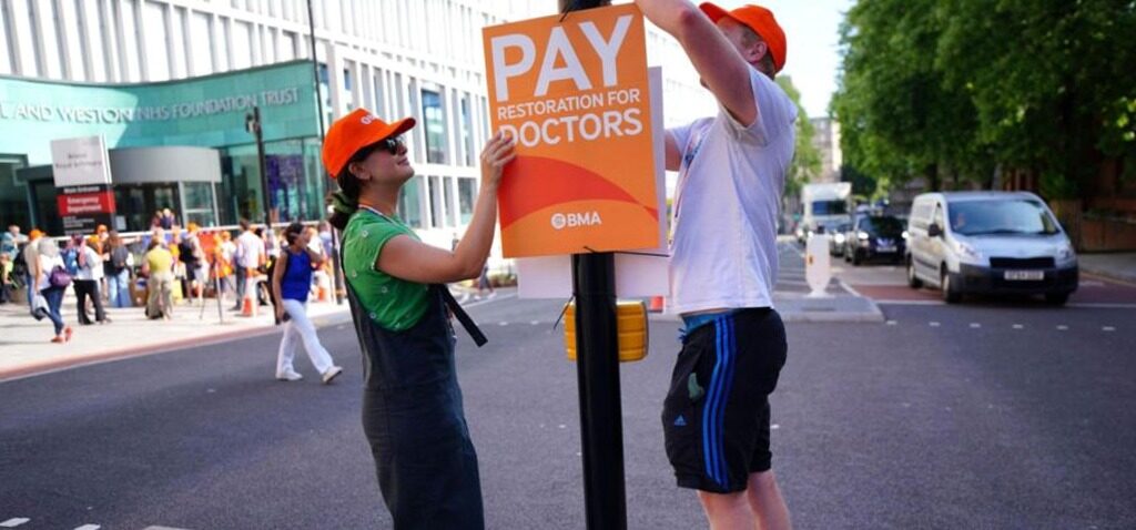 médecins - Les médecins en Angleterre prévoient une grève de cinq jours avant Noël