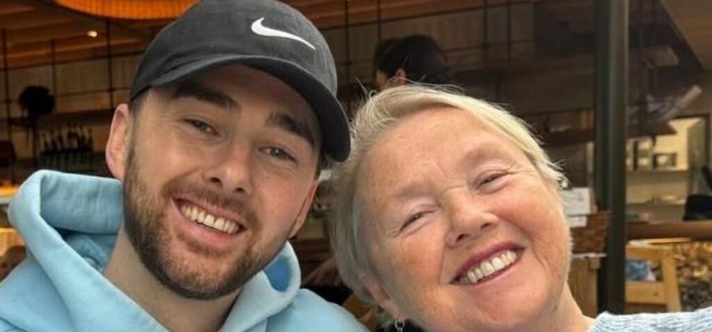 marche - Le fils de la star de Birds Of A Feather commence une marche « iconique »