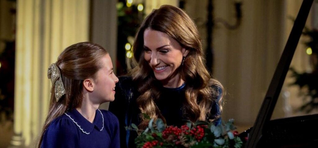 concert - Catherine et Charlotte interprètent un duo de piano lors du concert de chants de Noël
