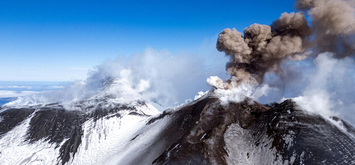Éruption - L'Étna entre en éruption : un spectacle magnifique pour les skieurs avec des jets de lave de 400 m et un épais manteau de neige