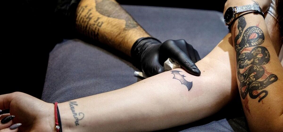 Tatoueur - Circoncision, Langue De Serpent, Scarification : Un Tatoueur-Perceur Condamné pour Pratique Illégale de la Médecine à Orléans