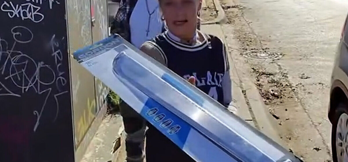 influenceur - Un influenceur américain filme la distribution de machettes et d'alcool à des sans-abri