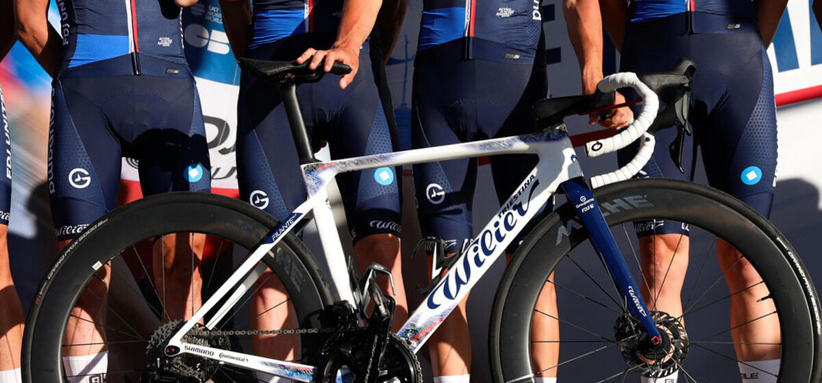 Cyclisme - Cyclisme : Casque audio, feux rouges grillés… Pourquoi des coureurs professionnels ont-ils été verbalisés en Espagne ?