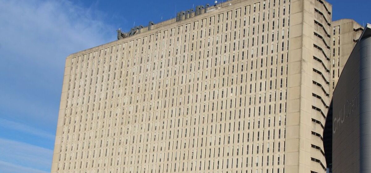 Démolition - Foudroyée ou Croquée par Étage : Une Démolition Ultra-Complexe de la Tour du CHU de Caen