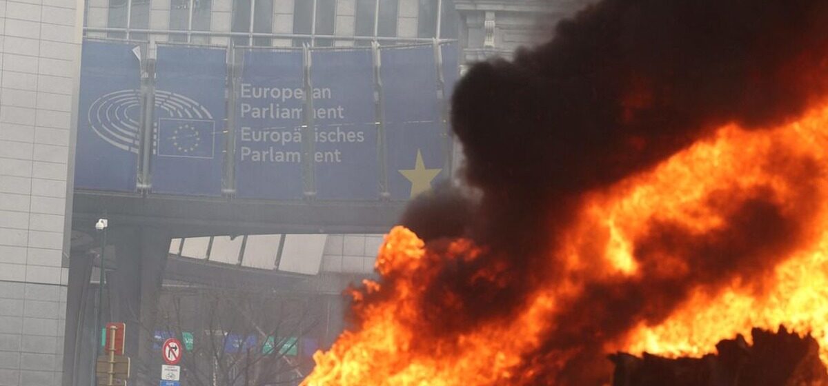 Pneus - Pneus brûlés, lancers de projectiles : échauffourées à Bruxelles sur fond de possible accord UE-Mercosur