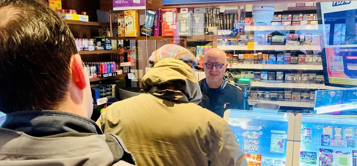 Boutons - La Région Auvergne-Rhône-Alpes Propose Des Boutons D'Alerte Aux Buralistes, Visés Par Des Actes Malveillants
