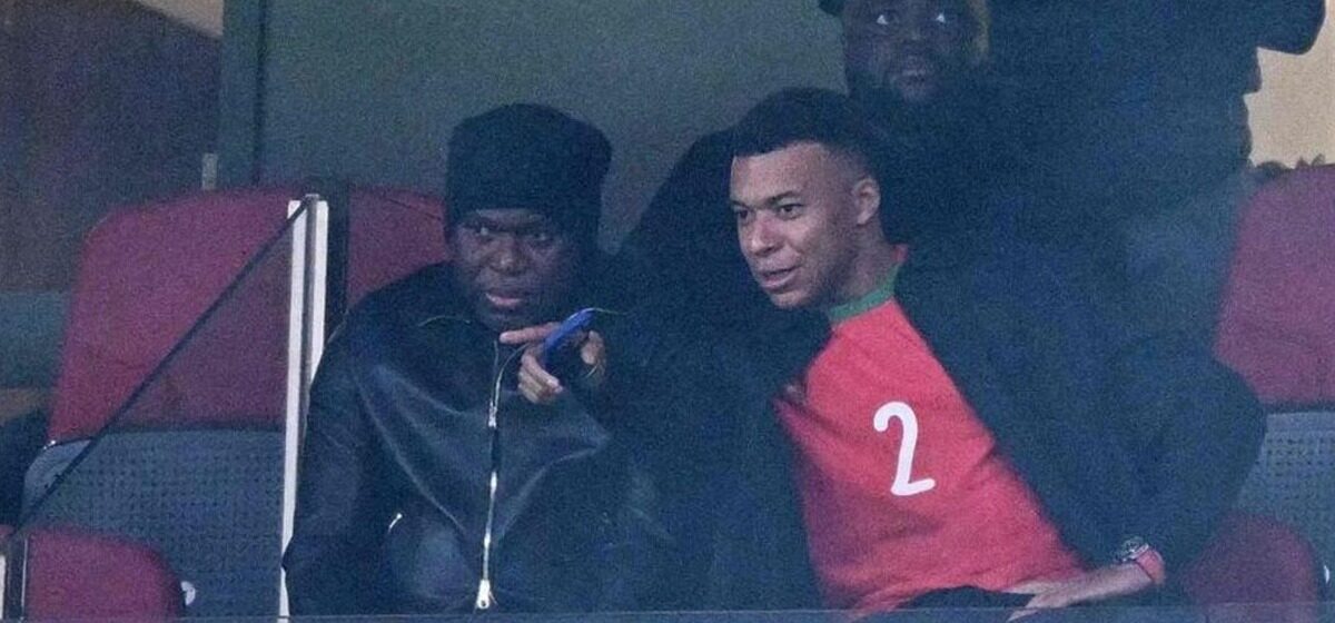 Mbappé - Maroc-Mali : Kylian Mbappé apparaît à Rabat avec le maillot d'Achraf Hakimi sur le dos