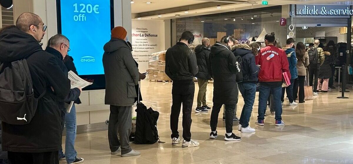 clients - « On ne va quand même pas rester ici deux heures » : à La Défense, le point relais submergé par un afflux de clients