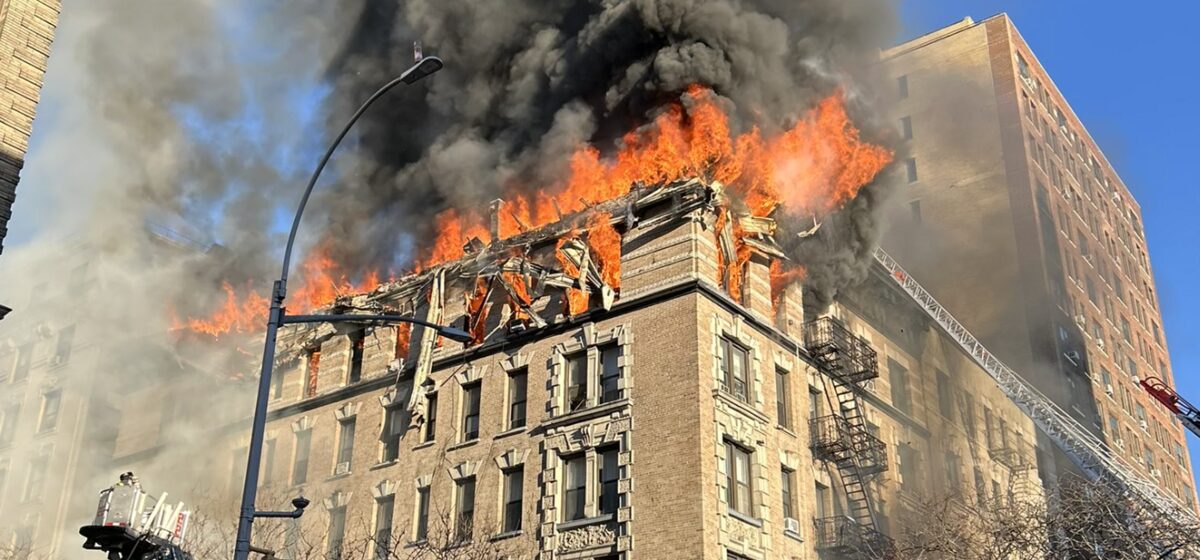 Immeuble - New York : Un Incendie Spectaculaire Détruit Un Immeuble De Manhattan, En Pleine Vague De Gel