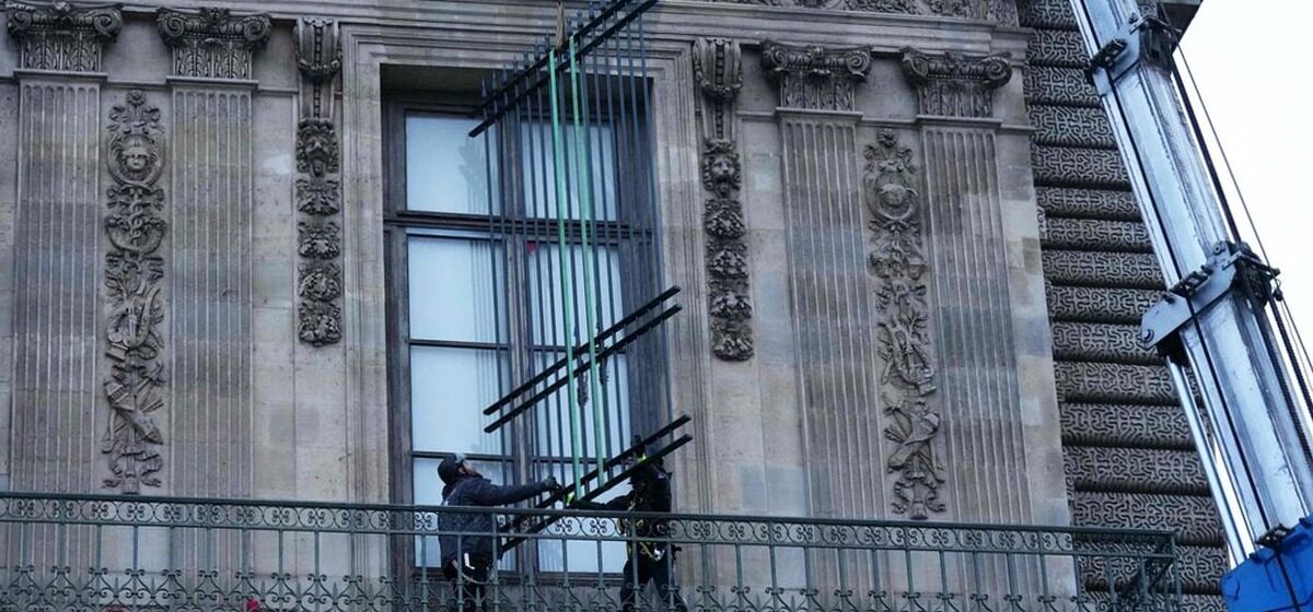 Protection - Casse Du Louvre : Une Grille de Protection Installée sur la Fenêtre de la Galerie d'Apollon