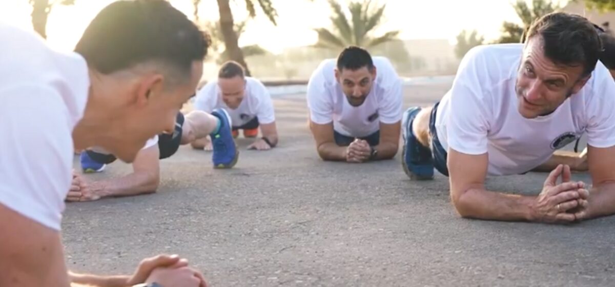 Pompes - Pompes Commando, Gainage… Découvrez les images de l'entraînement d'Emmanuel Macron avec Tibo InShape et des militaires.