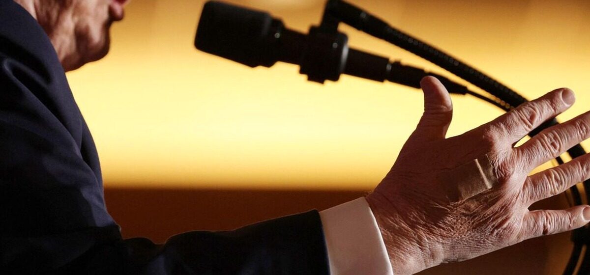 Pansement - Donald Trump Arbore Un Pansement : La Maison Blanche Justifie Qu'Il « Est Constamment En Train De Serrer Des Mains »