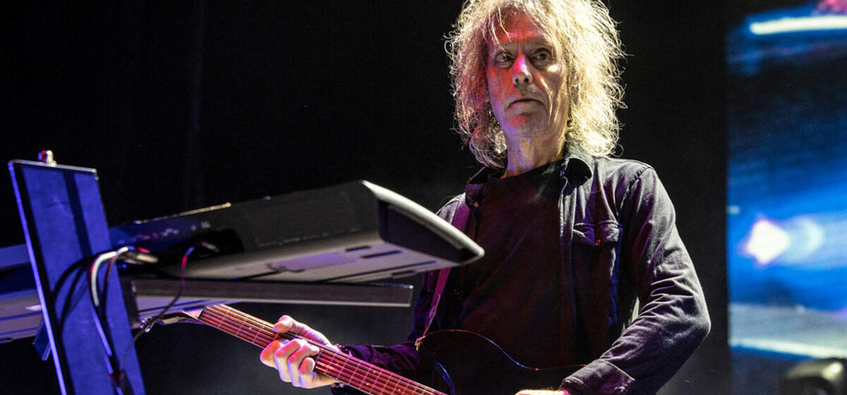 Perry - « Adieu Teddy » : Perry Bamonte, guitariste et claviériste du groupe The Cure, est décédé