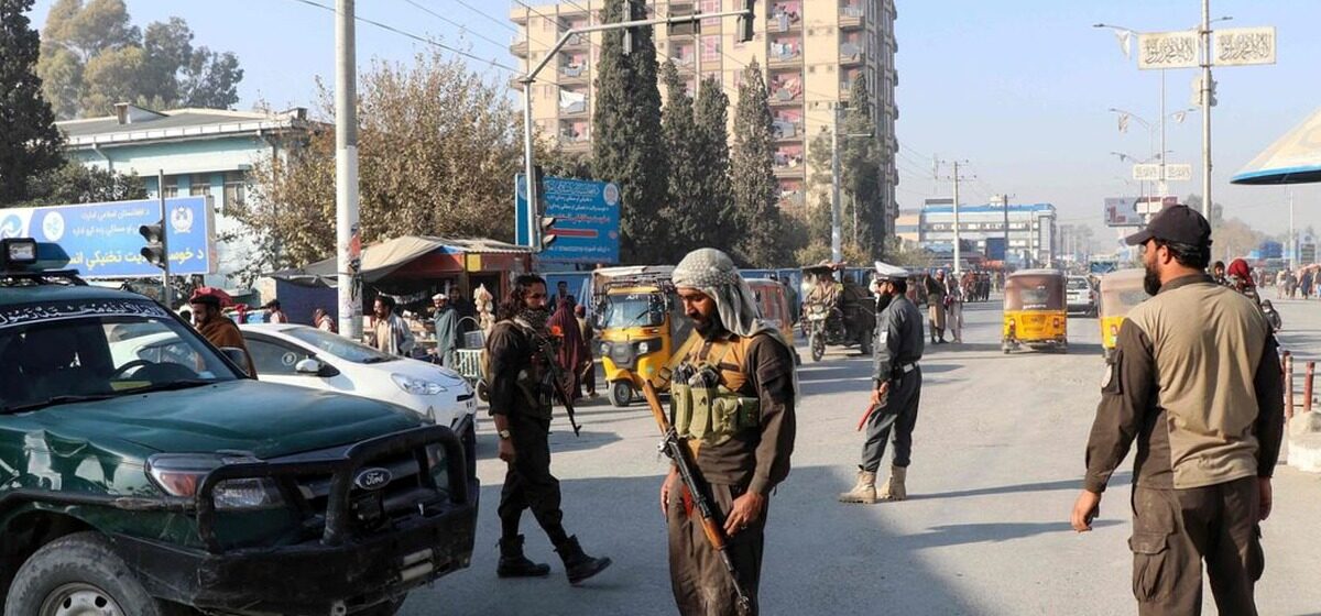 Talibans - « Inhumain » : Les Talibans obligent un garçon de 13 ans à exécuter publiquement l'assassin de sa famille devant 80 000 personnes