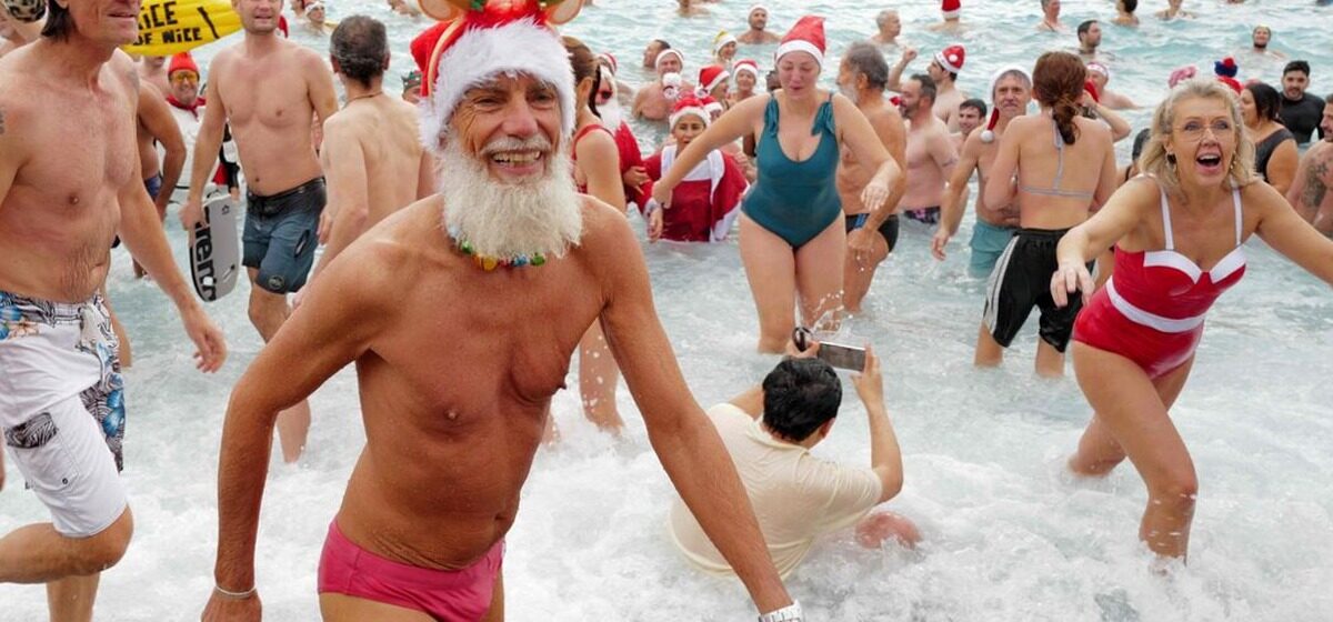 Noël - Alpes-Maritimes : Le Bain de Noël Traditionnel de Nice Attire Plus de 400 Participants