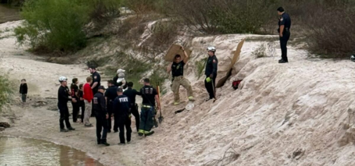 fille - « Une quasi-tragédie » : Une fille de 12 ans sauvée après avoir été piégée dans un trou de sable qu'elle creusait au Texas