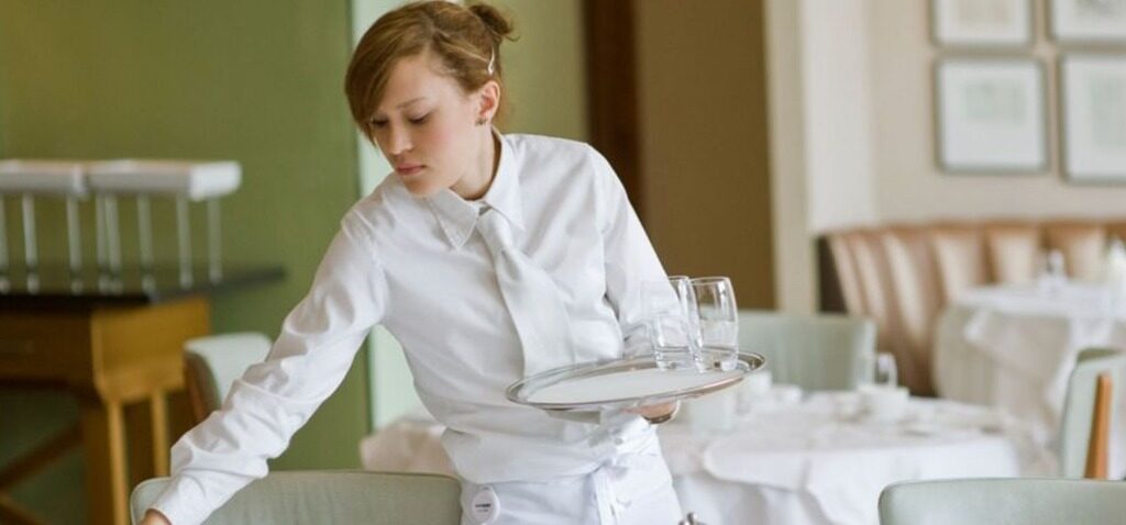 emplois - Des jeunes bénéficiaires de l'aide sociale vont se voir proposer des emplois dans le secteur de la construction et de l'hôtellerie