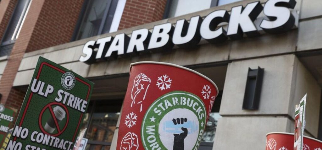 Starbucks - Les travailleurs de Starbucks et les syndicats au Royaume-Uni rejoignent les manifestations en soutien aux baristas en grève aux États-Unis.