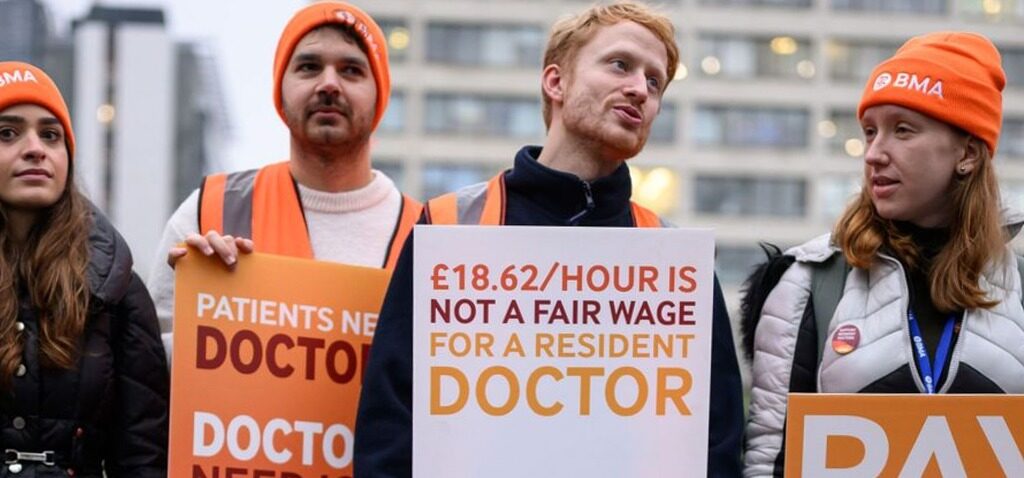 grève - Les médecins résidents votent pour poursuivre la grève en Angleterre alors que les hôpitaux font face à une vague de grippe