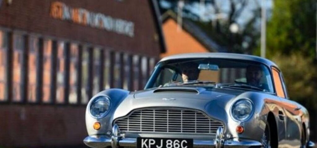 voiture - La voiture rendue célèbre par Bond laissée à l'abandon dans une allée - Aujourd'hui, sa valeur atteint 1 million £