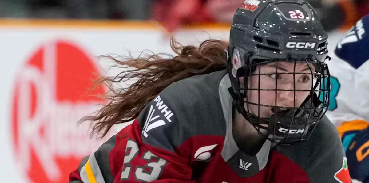 victoire - Le premier but de la recrue Sarah Wozniewicz propulse les Charge vers une victoire en prolongation contre les Frost