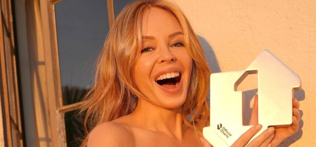 Kylie - Kylie devance Wham! pour atteindre la première place des charts de Noël