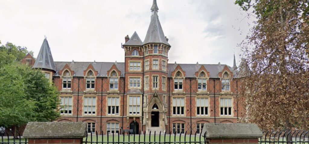 école - Une école stricte serait 'nuisible' pour certains élèves, selon une révision