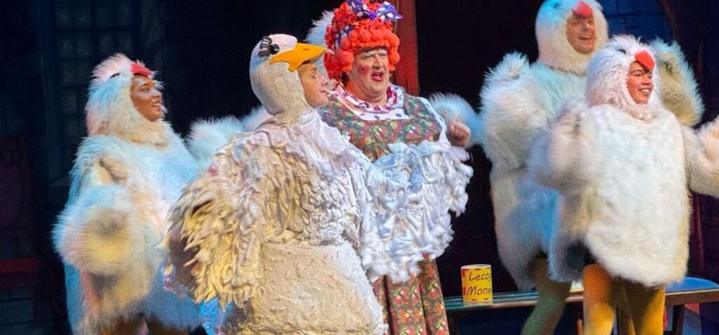 Dame - « Loud, Brash et Direct » – Comment Devenir une Panto Dame ?