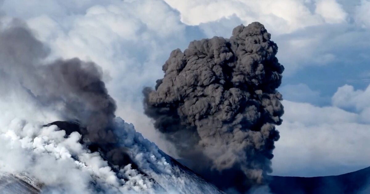 Éruption - L'Etna enneigé entre en éruption alors que des skieurs profitent de ses pentes