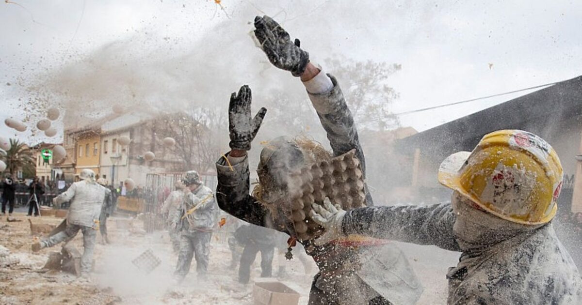 farine - Les Espagnols lancent de la farine, des œufs et des feux d'artifice lors d'une bataille simulée