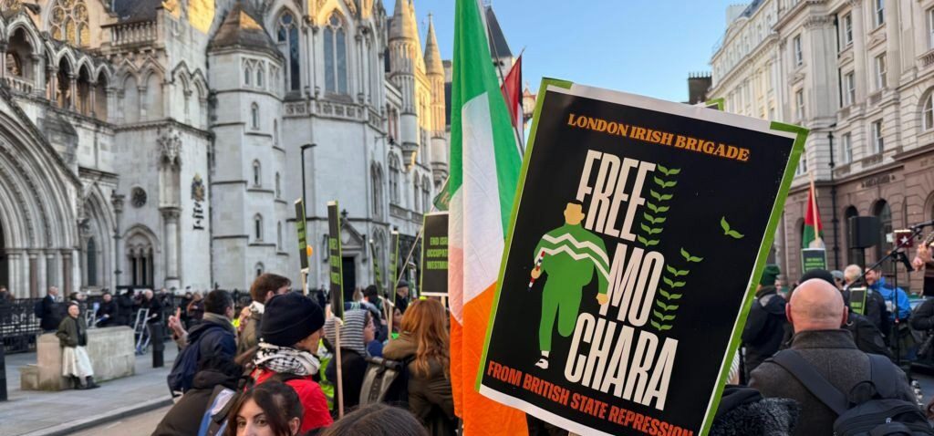 Kneecap - Des partisans de Kneecap se rassemblent devant la Haute Cour avant l'affaire en appel