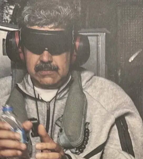 photo - Trump publie sur sa réseau social la première photo de Maduro arrêté et menotté sur un navire militaire américain