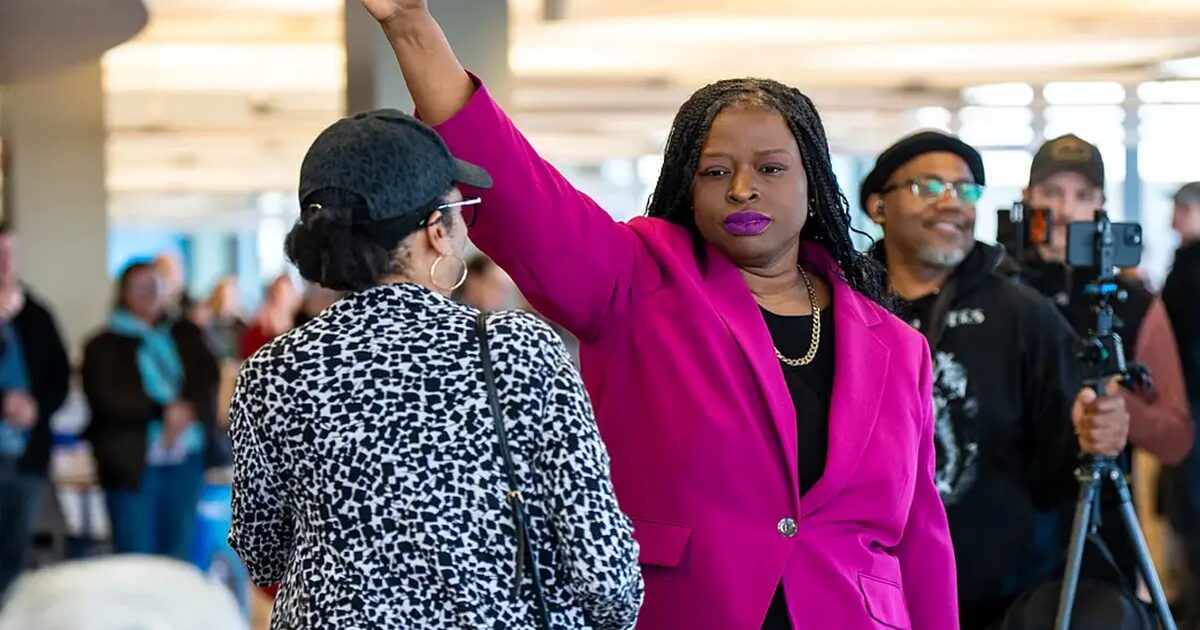 Photo - La Maison Blanche Modifie Une Photo D'une Manifestante Arrêtée En Y Ajoutant Des Larmes