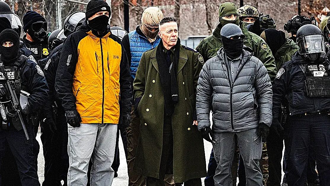 manteau - Bovino : Le manteau comme symbole d'autoritarisme